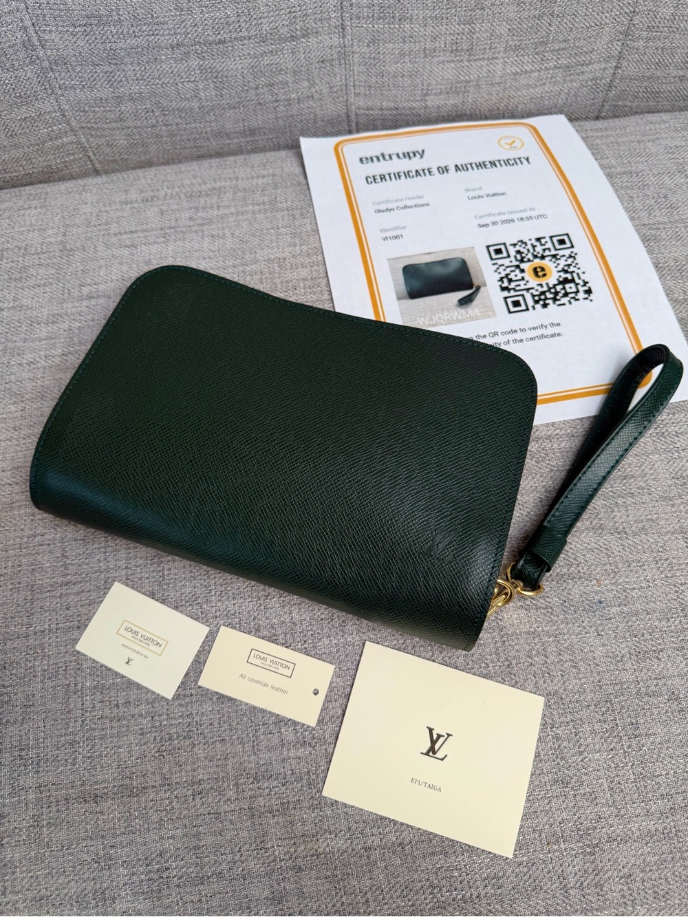 ✨Louis Vuitton Taiga Leather Green Clutch Wristlet✨